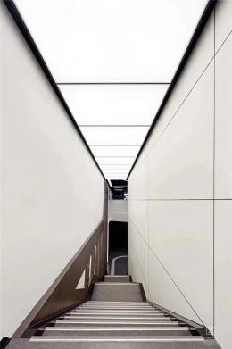 高品質(zhì)辦公樓裝飾貼膜實景案例—PVC木紋膜施工