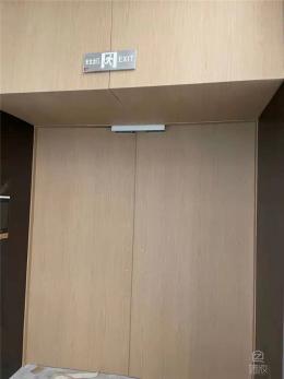 售樓部裝飾貼膜施工案例解析—PVC木紋膜防火門貼膜技巧