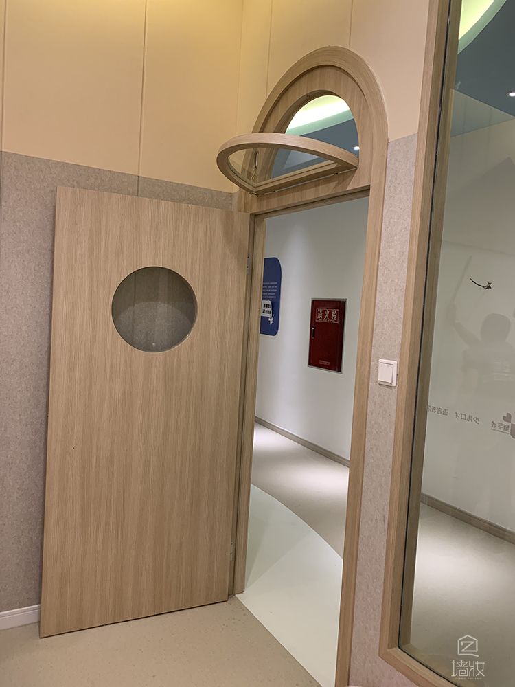 藝術(shù)培訓(xùn)學(xué)校木紋膜使用案例展示-PVC裝飾貼膜