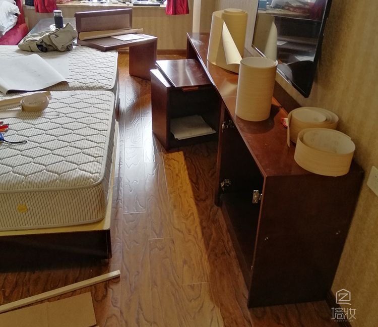 酒店翻新木紋膜裝飾貼膜翻新現(xiàn)場(chǎng)實(shí)拍-pvc裝飾貼膜