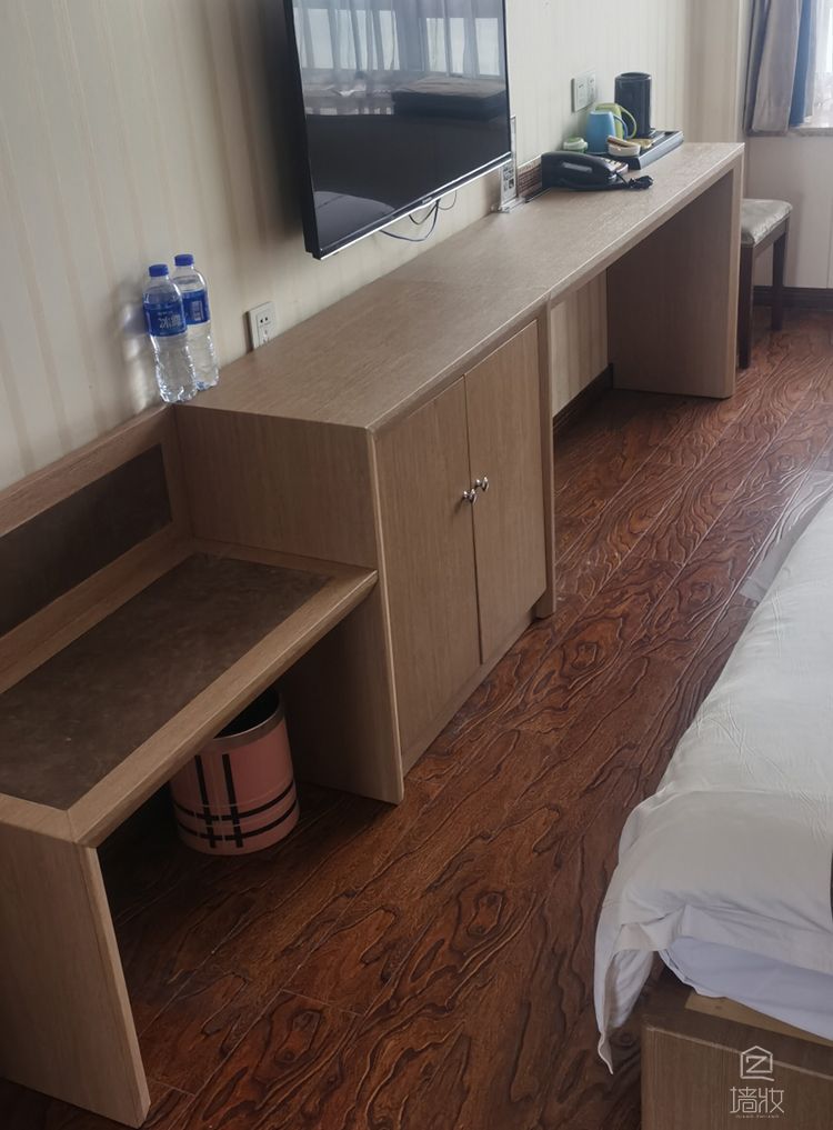 酒店翻新木紋膜裝飾貼膜翻新現(xiàn)場(chǎng)實(shí)拍-pvc裝飾貼膜