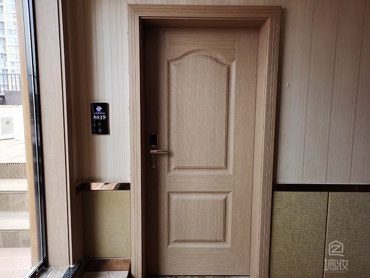 酒店翻新木紋膜裝飾貼膜翻新現(xiàn)場(chǎng)實(shí)拍-pvc裝飾貼膜