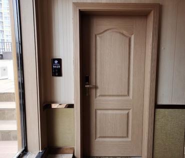 酒店翻新木紋膜裝飾貼膜翻新現(xiàn)場(chǎng)實(shí)拍-pvc裝飾貼膜