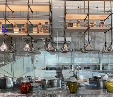 中高端餐廳使用裝飾貼膜lg木紋膜場景實拍——pvc裝飾貼膜